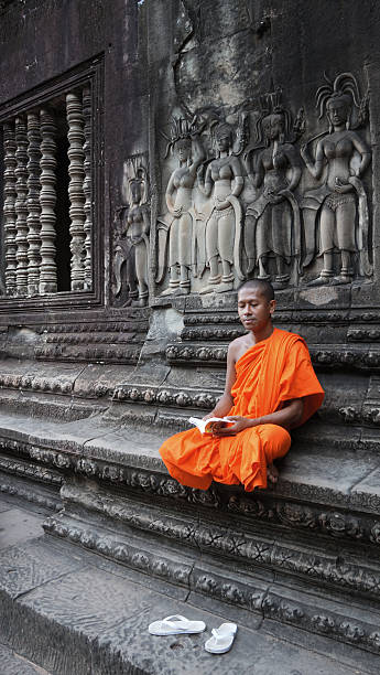 カンボジア寺院の穏やかな僧侶 - cambodia monk buddhism angkor wat ストックフォトと画像