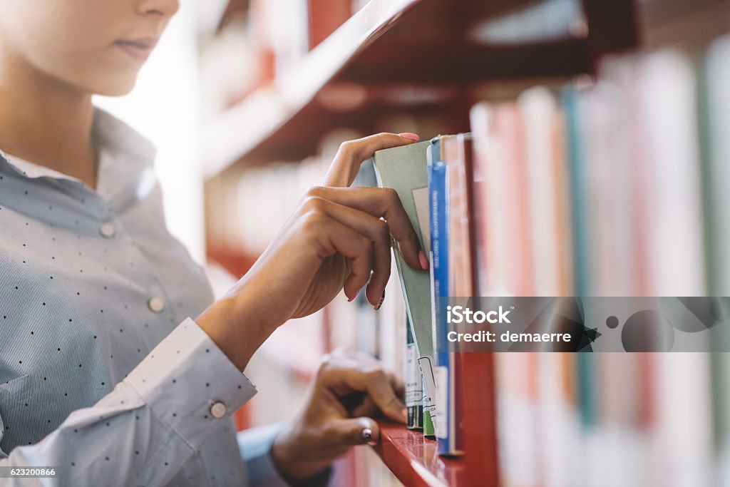 Schüler suchen Bücher - Lizenzfrei Bibliothek Stock-Foto