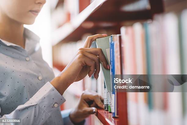 Schüler Suchen Bücher Stockfoto und mehr Bilder von Bibliothek - Bibliothek, Buch, Lesen