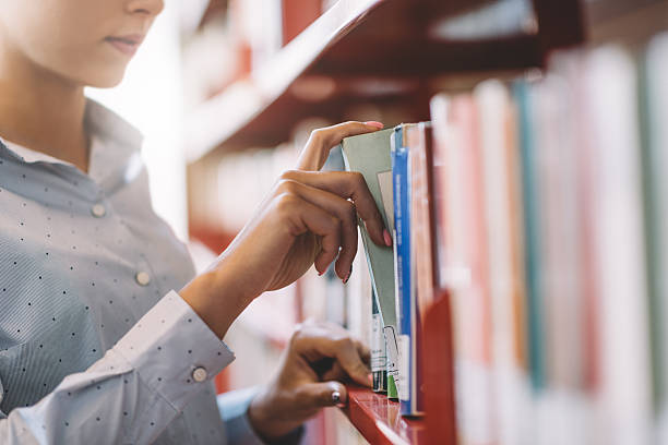 estudiantes que buscan libros - bookstore fotografías e imágenes de stock