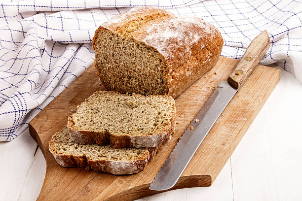 나무 판에 얇게 썬 전통적인 아일랜드소다 빵 - soda bread bread brown bread loaf of bread 뉴스 사진 이미지