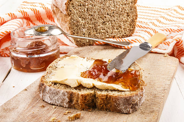 마가린을 곁들인 전통적인 아일랜드 소다 빵 슬라이스 - soda bread bread brown bread loaf of bread 뉴스 사진 이미지