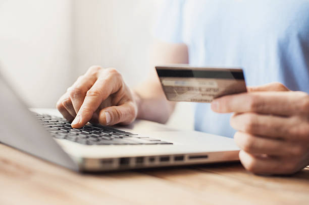 男性とノートパソコン、オンラインショッピング - e commerce credit card retail paying ストックフォトと画像