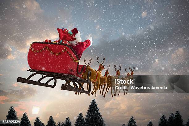 Weihnachtsmann Reitaufschlitten Mit Geschenkbox Stockfoto und mehr Bilder von Weihnachtsmann - Weihnachtsmann, Schlitten - Tierantrieb, Weihnachten
