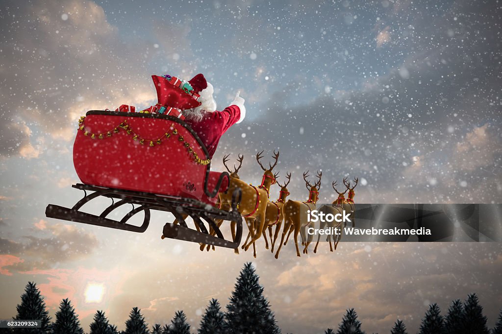 Père Noël à cheval sur un traîneau avec boîte-cadeau - Photo de Père Noël libre de droits