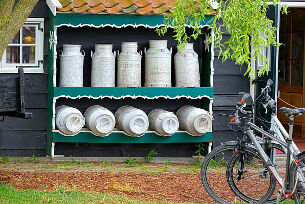 オランダの村でミルクと典型的な自転車(ザーンダム) - xxx ストックフォトと画像