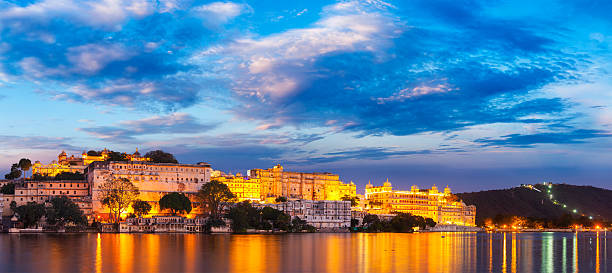 городской дворец удайпур вечером. раджастан, индия - jaipur city palace стоковые фото и изображения