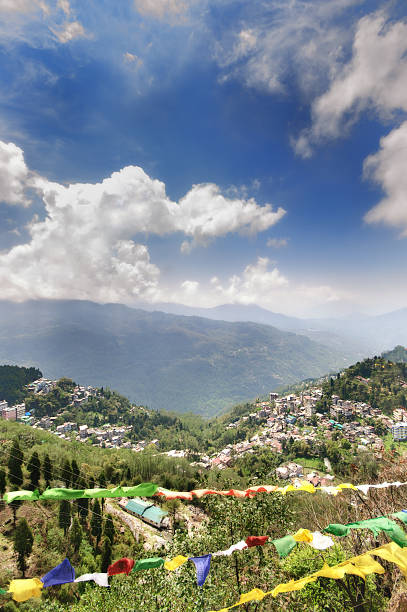 tashi vista desde el punto de vista de gangtok, india - many colored prayer flags fotografías e imágenes de stock