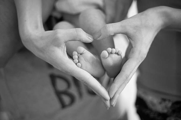 心臓手足 - human foot baby black and white newborn ストックフォトと画像