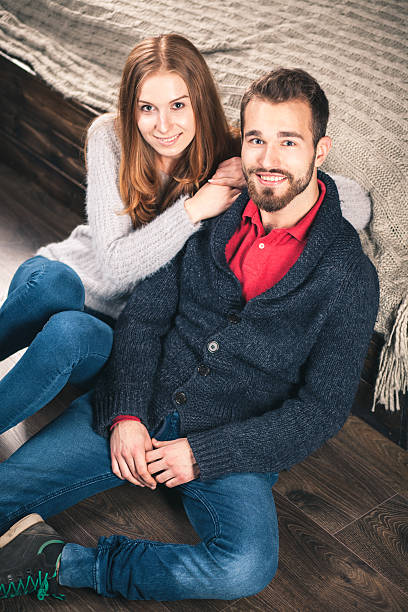 giovane coppia a casa - brick red wool heat foto e immagini stock
