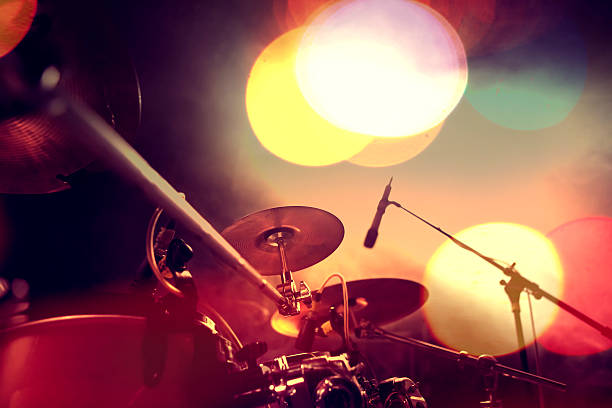 fondo musical. drumkit en el escenario luces de rendimiento - baterias musicales fotografías e imágenes de stock