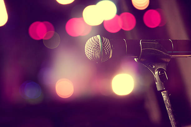 микрофон и сценические огни. концертная и музыкальная концепция - music microphone singer stage стоковые фото и изображения