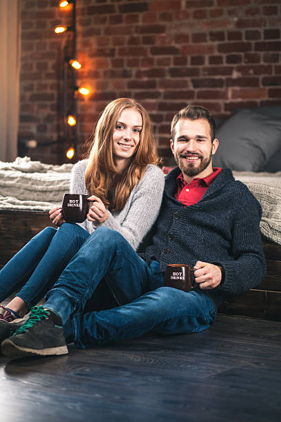 giovane coppia a casa - brick red wool heat foto e immagini stock