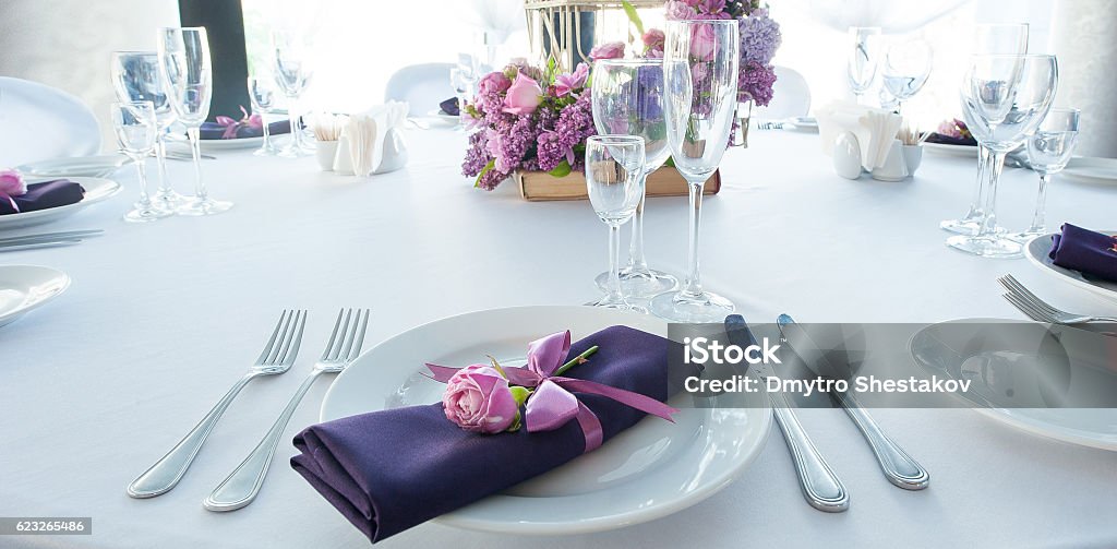 Cenário de mesa festiva no restaurante com flores. Decoração de casamento. - Foto de stock de Casamento royalty-free