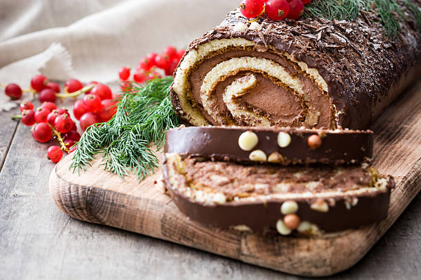 tronco navideño torta de chocolate - tarta de navidad fotografías e imágenes de stock