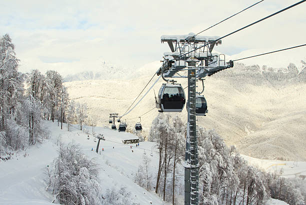 funivia nella stazione sciistica di sochi, roza khutor - ski lift overhead cable car gondola mountain foto e immagini stock