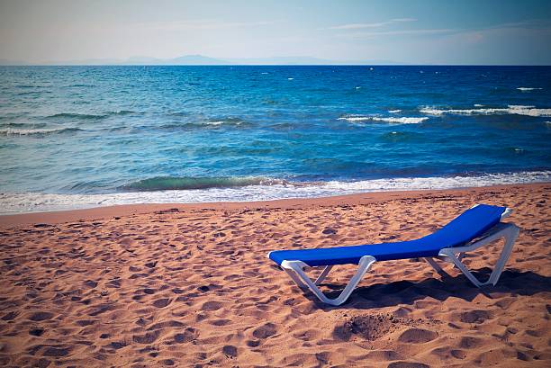 solarium do opalania na piaszczystym wybrzeżu w stylu retro - tanning bed brown relaxation resting zdjęcia i obrazy z banku zdjęć