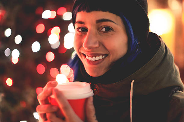 jovens mulheres sorrindo ao ar livre no natal - blue hair winter women cold - fotografias e filmes do acervo