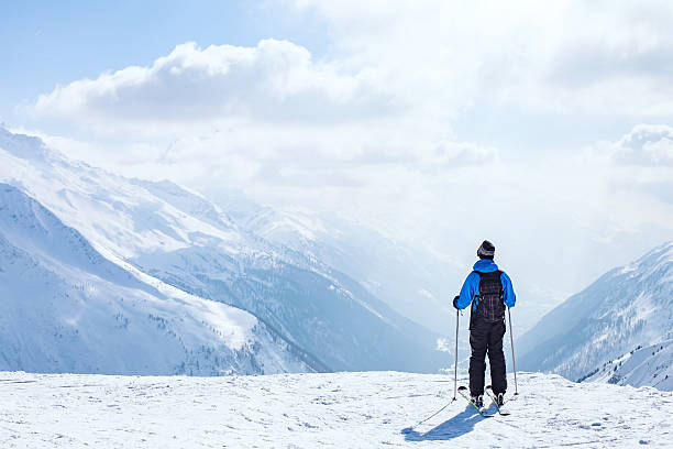 fondo de esquí, esquiador en hermoso paisaje de montaña - skiing activity snow alpine skiing fotografías e imágenes de stock