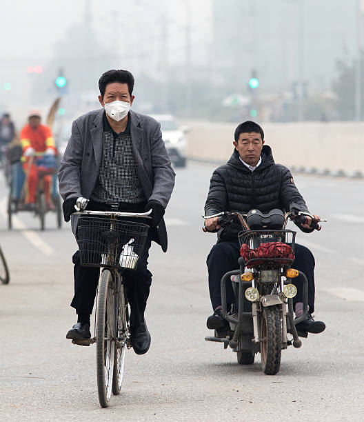 journée polluée à pékin, chine - beijing air pollution china smog photos et images de collection