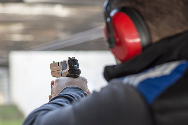 disparos con pistola al blanco en el campo de tiro - target shooting gun handgun shooting fotografías e imágenes de stock