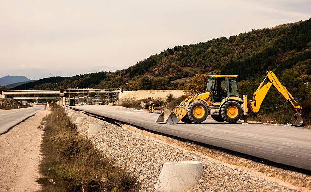 새로운 도로 공사장 - clear sky construction vehicle bulldozer commercial land vehicle 뉴스 사진 이미지