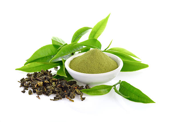 白い上に緑茶と葉の粉末 - 抹茶 ストックフォトと画像