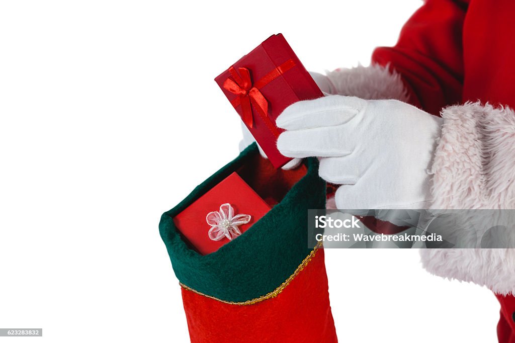 Primer plano de papá Noel poniendo regalos - Foto de stock de Medias de navidad libre de derechos