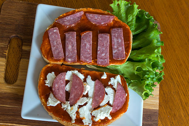 kromka chleba z chutney i serem feta i salami - salami sausage portion decoration zdjęcia i obrazy z banku zdjęć