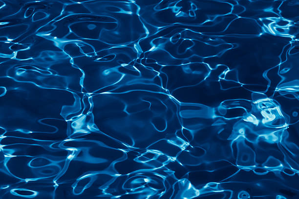 fundo da superfície da água escura da piscina - murky water - fotografias e filmes do acervo
