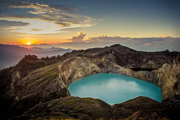 ケリムツ火山の日の出 - west nusa tenggara ストックフォトと画像