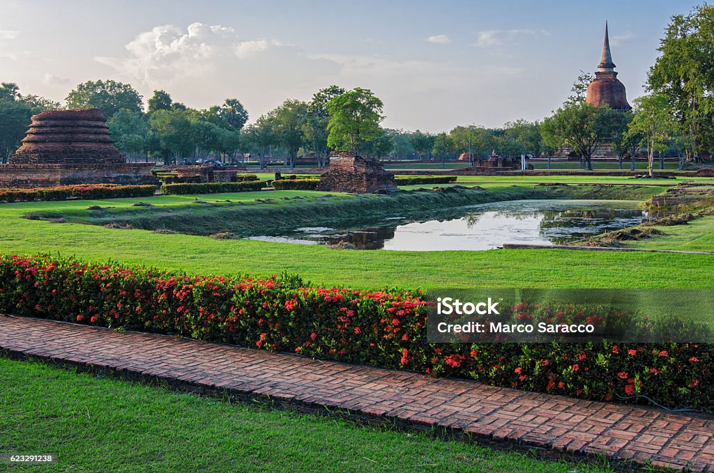 Ruínas antigas de Sukhothai (Tailândia) no Parque Histórico - Foto de stock de Arcaico royalty-free