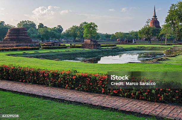 Foto de Ruínas Antigas De Sukhothai No Parque Histórico e mais fotos de stock de Arcaico