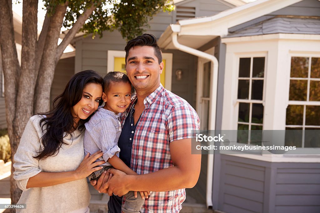 Retrato de la familia de pie fuera de casa - Foto de stock de Familia libre de derechos