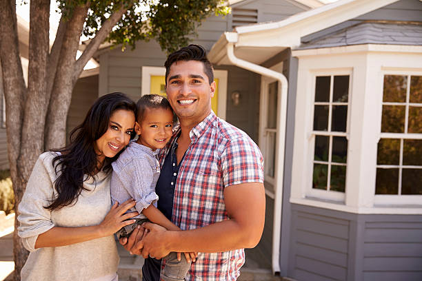 retrato de la familia de pie fuera de casa - happiness family outdoors house fotografías e imágenes de stock