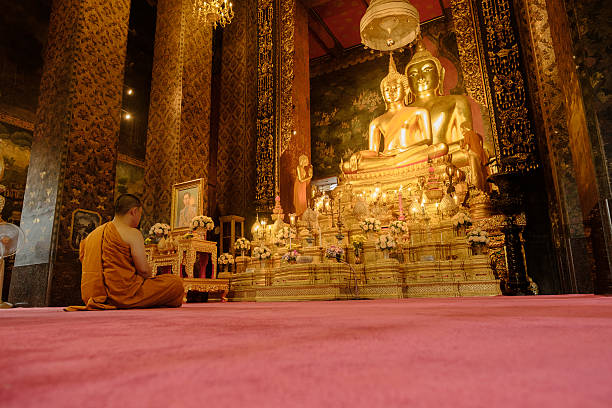 imagen de un monje budista meditando. - monk meditating thailand bangkok fotografías e imágenes de stock