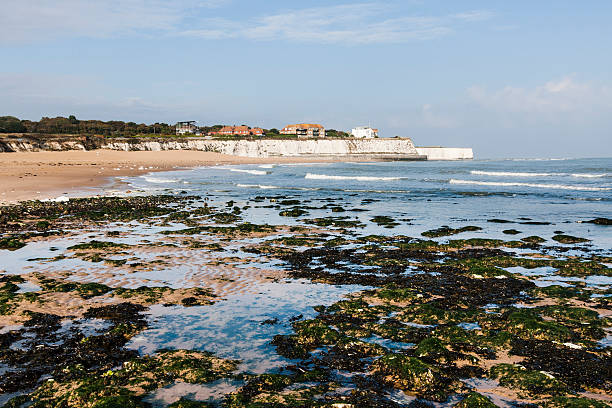 plage de joss bay près de margate et broadstairs dans le kent, en angleterre - ramsgate photos et images de collection