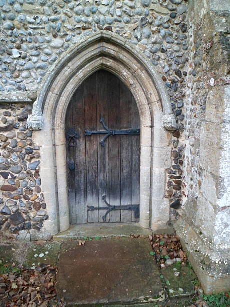 porte de l’église médiévale gothique - doorstep door knocker door england photos et images de collection