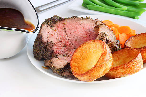 yorkshire pudding and roast beef dinner - pot roast roast beef roasted beef imagens e fotografias de stock