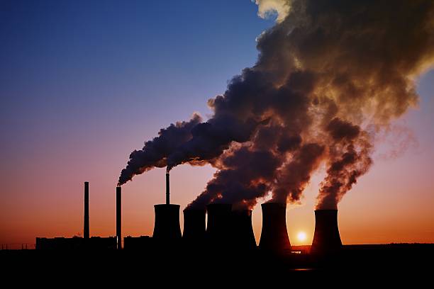 coal fired power station silhouette at sunset, pocerady, czech republic - energiecentrale stockfoto's en -beelden