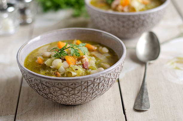 sopa de frijoles cannellini - sopa de verduras fotografías e imágenes de stock