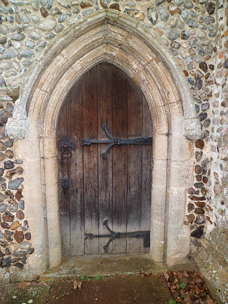 église gothique de porte - doorstep door knocker door england photos et images de collection