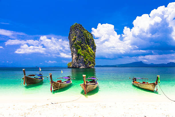 熱帯の休日 - タイナドの素晴らしいビーチ、 クラビ - thailand beach longtail boat cliff ストックフォトと画像