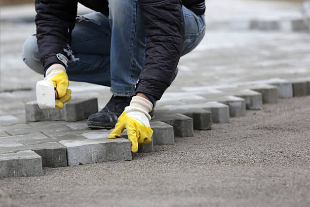 trabajador de la piedra de pavimentación - sidewalk brick patio floor fotografías e imágenes de stock