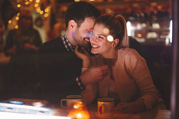 coppia che si frequenta di notte nel pub - passion people love sensuality foto e immagini stock