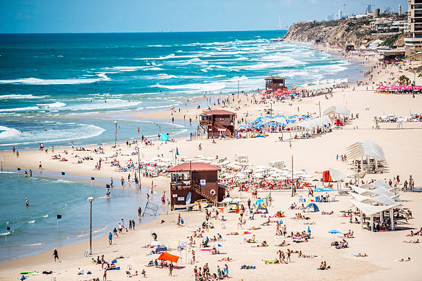 les gens se détendent sur la plage de herzliya, tel aviv, israël - aviv photos et images de collection