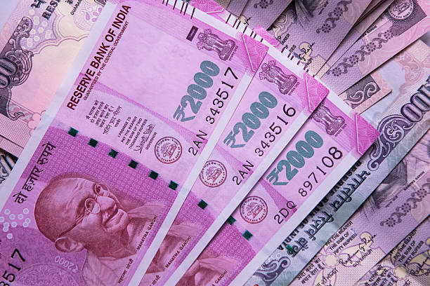 nota de moneda india de 2000 rs - 2000 fotografías e imágenes de stock