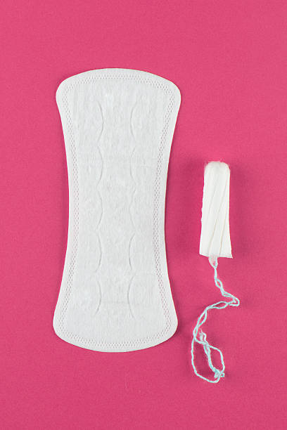 санитарная прокладка и тампон - tampon healthcare and medicine menstruation indoors стоковые фото и изображения