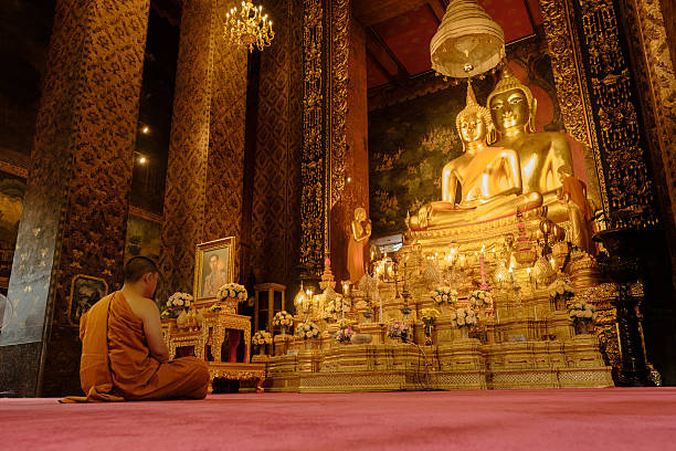 修道士が瞑想している写真。 - monk meditating thailand bangkok ストックフォトと画像