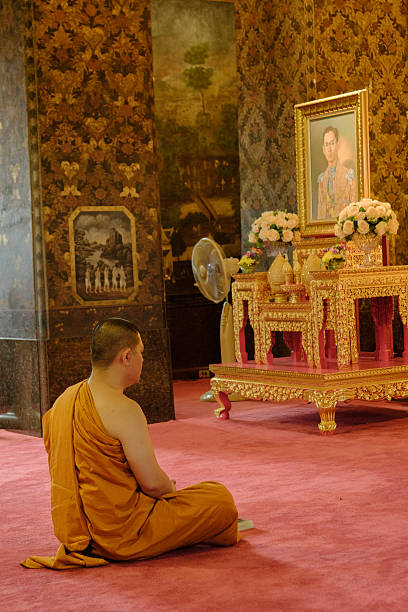 imagen de un monje budista meditando. - monk meditating thailand bangkok fotografías e imágenes de stock